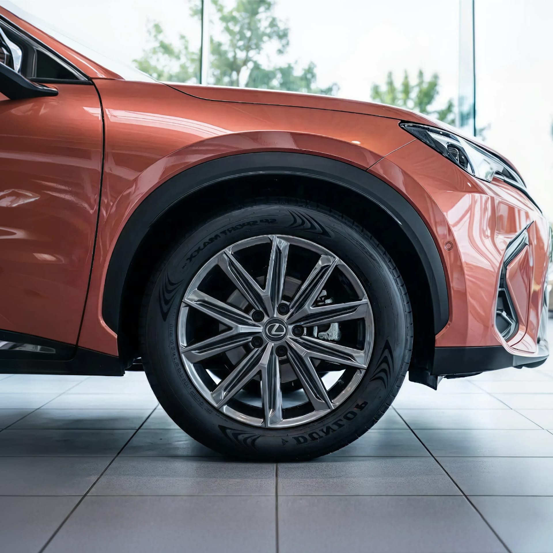 Boční pohled na vozidlo Lexus v Lexus Toys Plus, skupina RCM