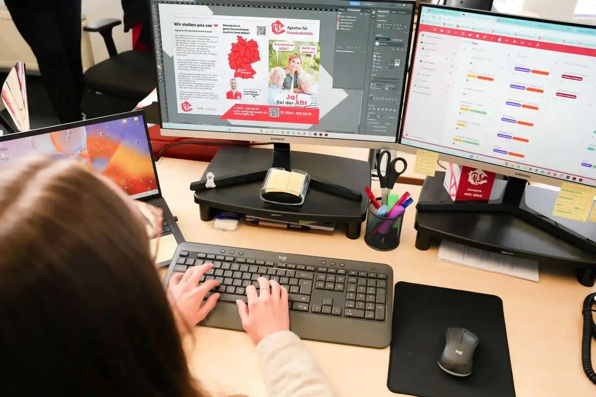 Une employée marketing en train de préparer des flyers.