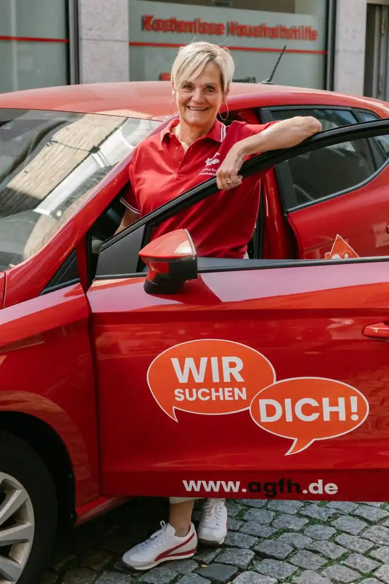 Teamleider voor Huishoudelijke Hulpen met haar TOP-dienstauto van AGFH Huishoudelijke Hulp