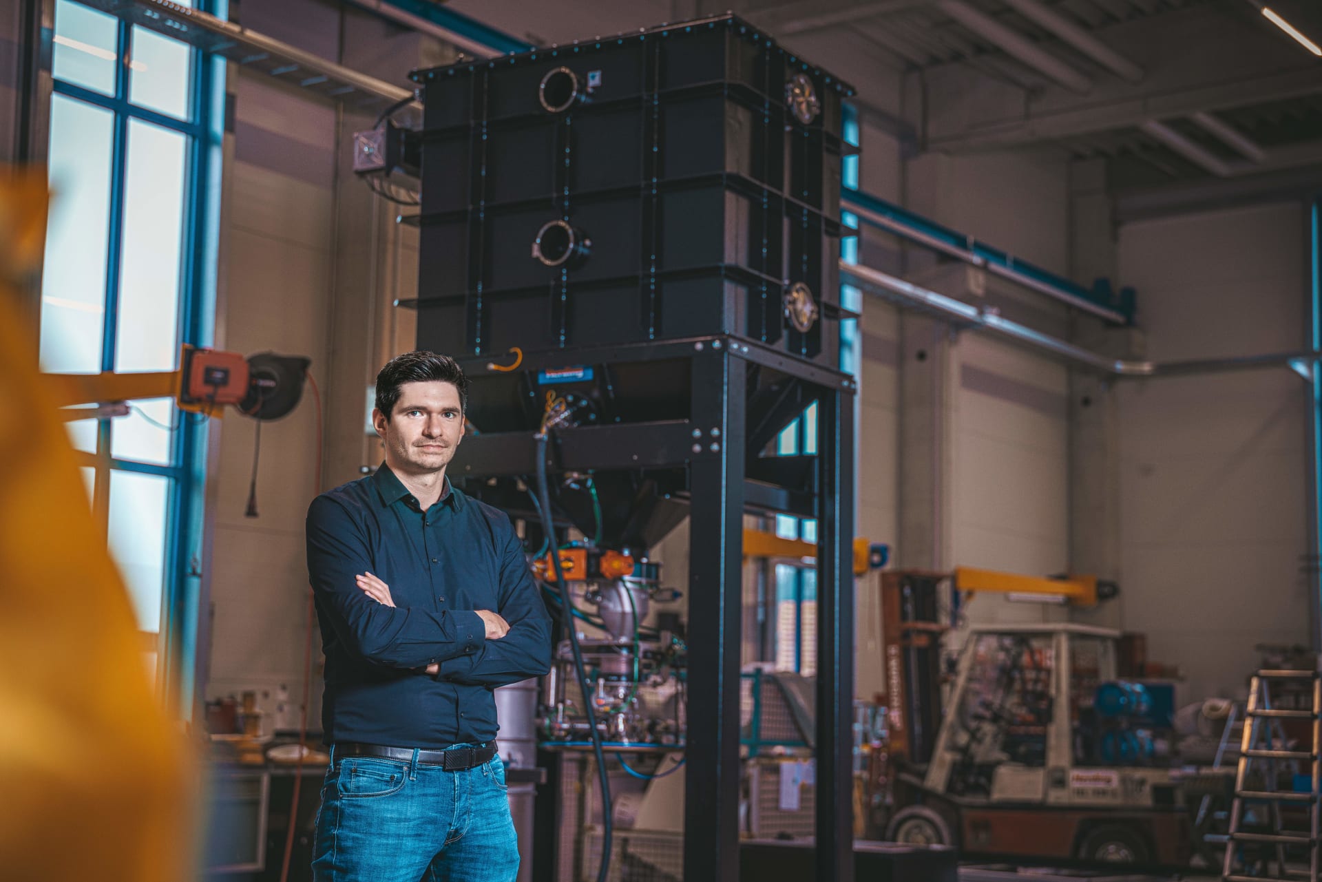 Dualer Student Maschinenbau vor Herding Filteranlage