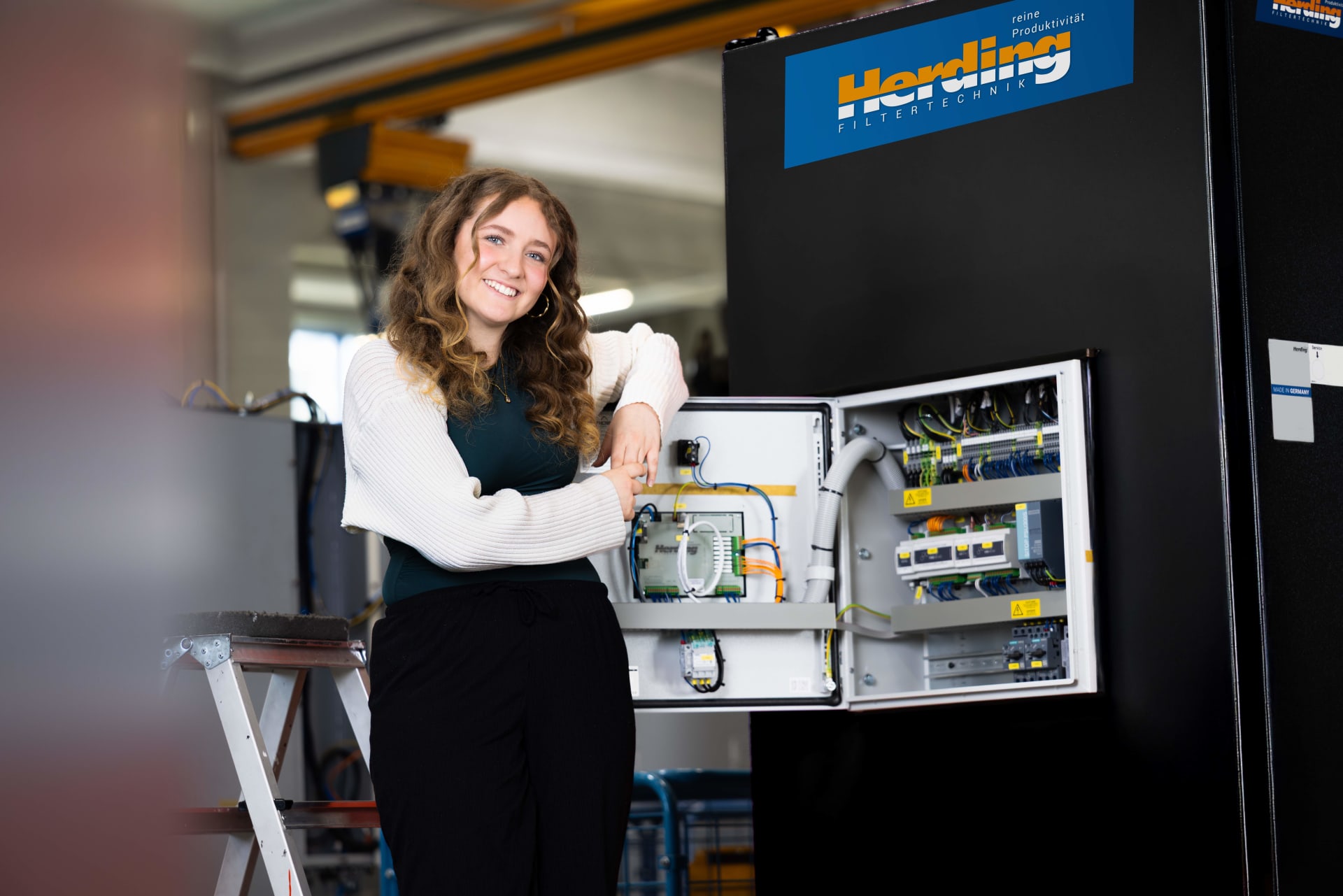 Einbau der Filterelemente durch unseren Studenten für Mechatronik und digitale Automation