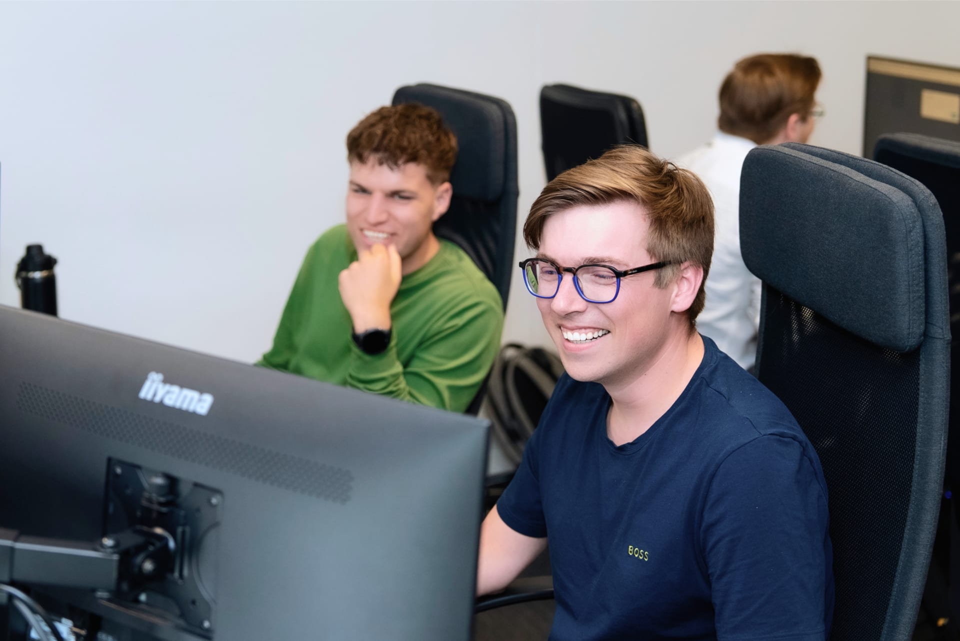 Twee collega's kijken samen naar een computerscherm