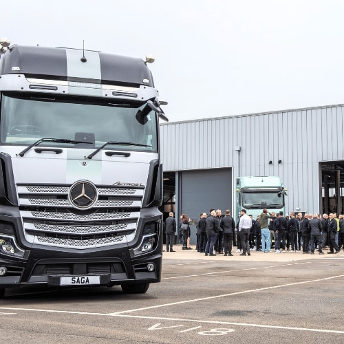 Visuel urbain britannique avec logo Mercedes-Benz, SAGA Royaume-Uni