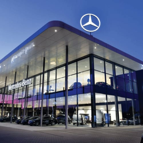 Visuel urbain polonais avec logo Mercedes-Benz, SAGA Pologne