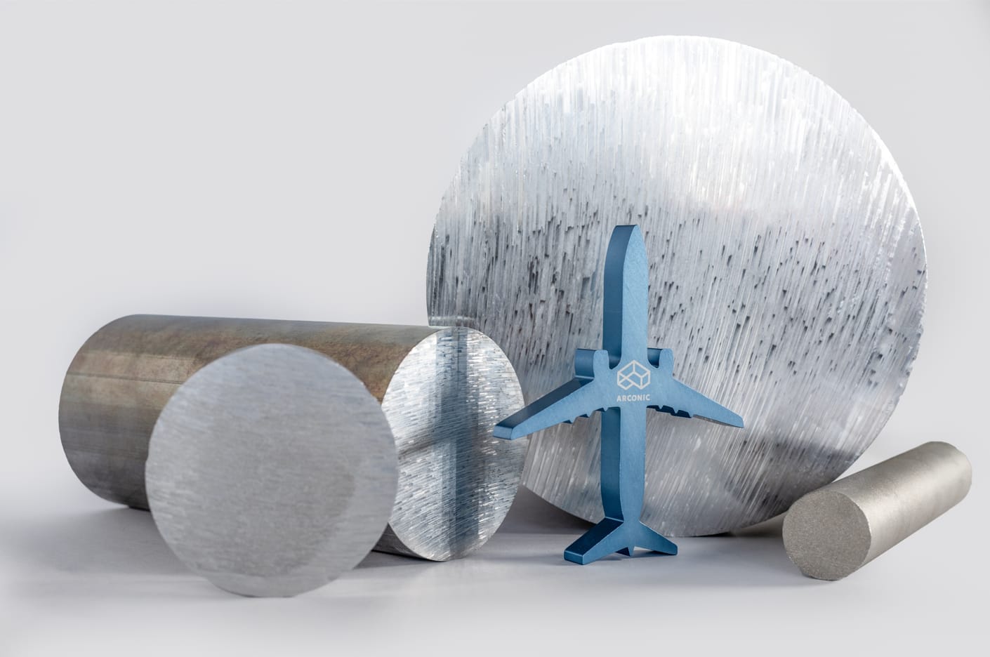 Aluminiumbarren in verschiedenen Größen, die als Vormaterial für den weiteren Produktionsprozess dienen.