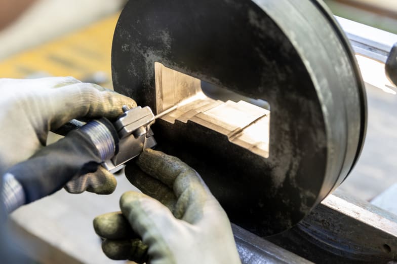 Im Werkzeugbau werden Werkzeuge und Pressflächen gefertigt, gewartet und nachbearbeitet, um eine gleichbleibend hohe Qualität der Produktion sicherzustellen. Besonderes Augenmerk liegt auf der Vermeidung von Verwindungen, der Einhaltung der Maßhaltigkeit sowie dem korrekten Lauf der Werkzeuge. Durch regelmäßige Nacharbeiten und präzise Kontrollen wird gewährleistet, dass die Werkzeuge zuverlässig funktionieren und die geforderten Qualitätsstandards in der Aluminiumverarbeitung erfüllen.