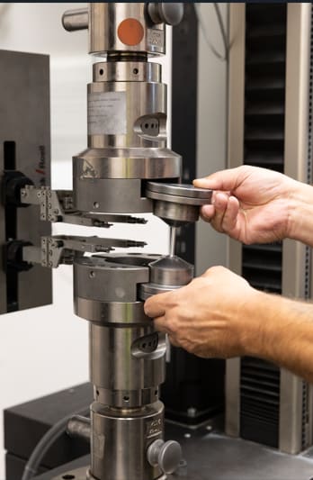 Aus Aluminium gefertigte Proben werden im Rahmen der Qualitätssicherung auf ihre Zerreißbarkeit sowie die geforderte Festigkeit geprüft. Mithilfe von Zugversuchen wird ermittelt, ob die mechanischen Eigenschaften des Materials den vorgegebenen Spezifikationen entsprechen. Die Prüfungen erfolgen nach festgelegten Normen und Kundenvorgaben, um sicherzustellen, dass die Aluminiumprodukte die geforderten Qualitäts- und Sicherheitsanforderungen zuverlässig erfüllen.