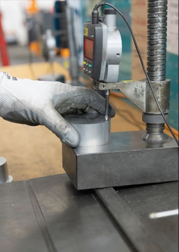 Eine digitale Messuhr wird zur präzisen Vermessung von Bauteilen im Aluminiumbereich eingesetzt. Das Messgerät ermöglicht die genaue Erfassung von Maßen, Abweichungen und Toleranzen an Aluminiumteilen. Durch die digitale Anzeige können Messwerte schnell und zuverlässig abgelesen werden, wodurch die Qualitätskontrolle und Maßhaltigkeit der gefertigten Bauteile sichergestellt werden.
