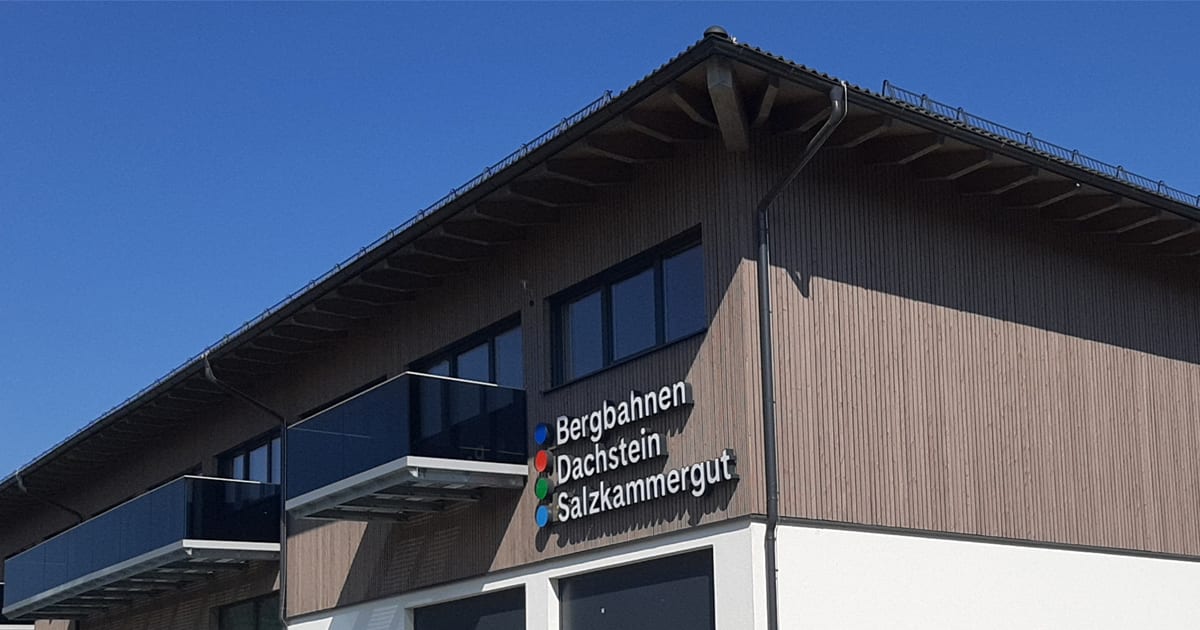 Gebäudeansicht von außen des Headquarters der Bergbahnen Dachstein Salzkammergut in Pinsdorf
