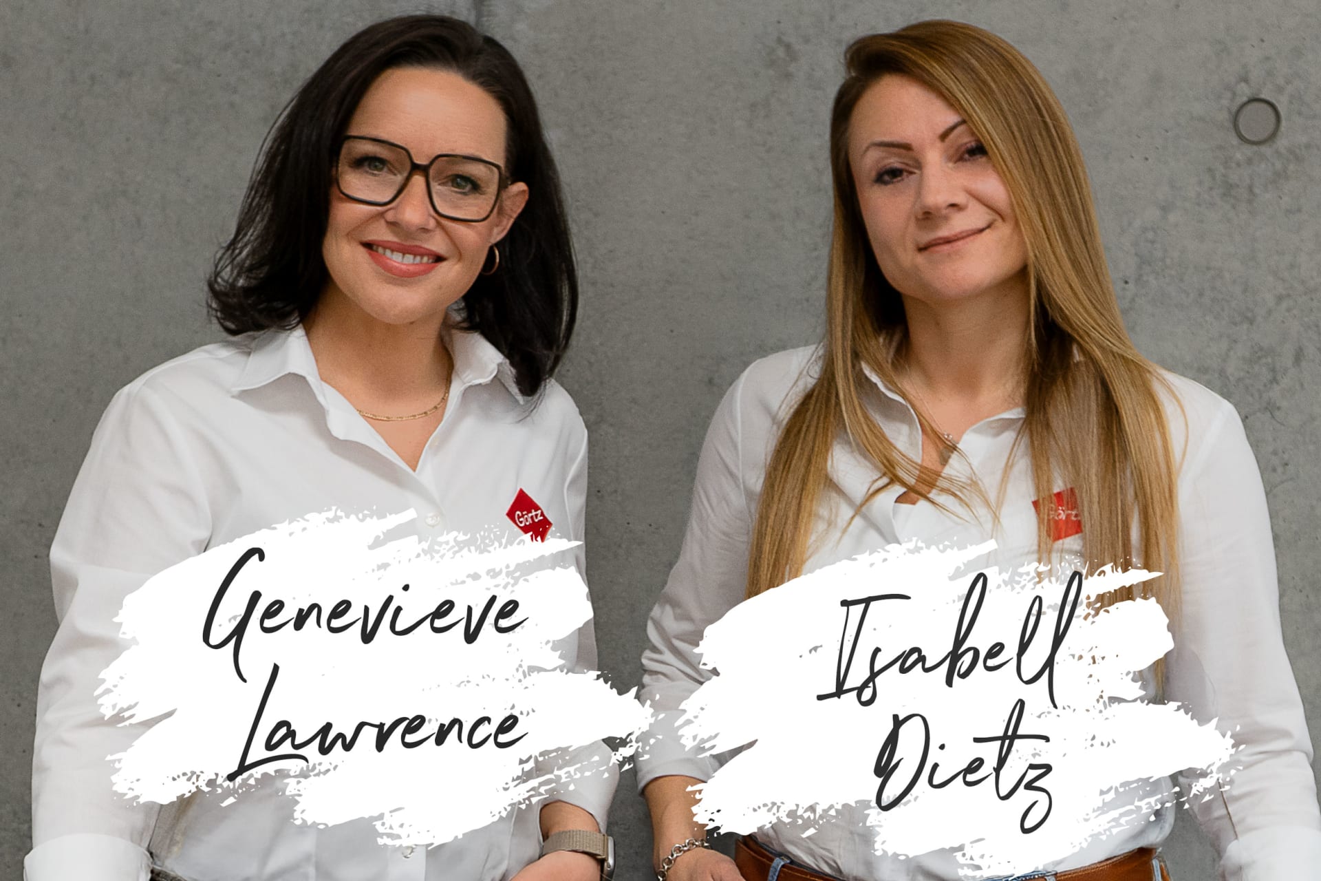 Gruppenfoto eines vierköpfigen Recruiting‑Teams vor einer grauen Wand. Zwei Personen stehen in der hinteren Reihe, zwei Personen sitzen davor auf Sesseln. Alle tragen weiße Oberteile und dunkle Hosen. Die Personen stehen bzw. sitzen nah beieinander und wirken als Team arrangiert.