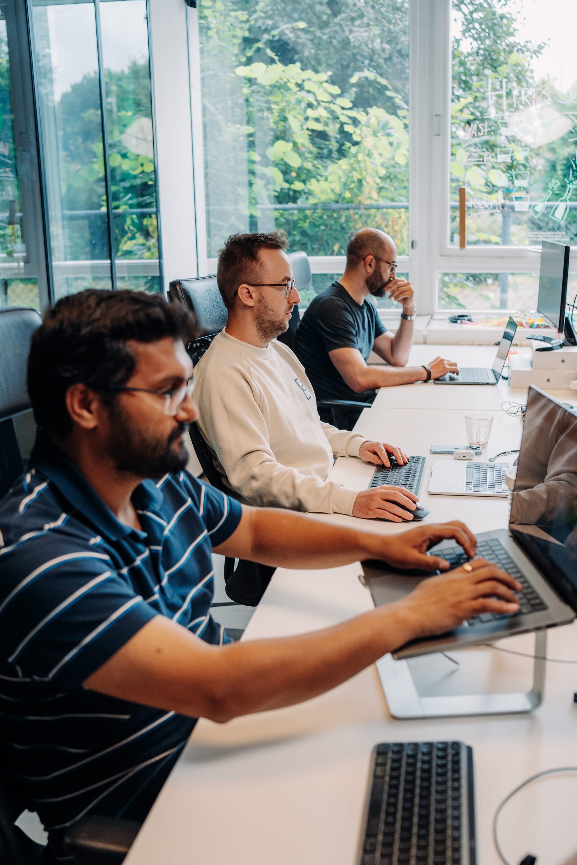 Tech team achter laptops