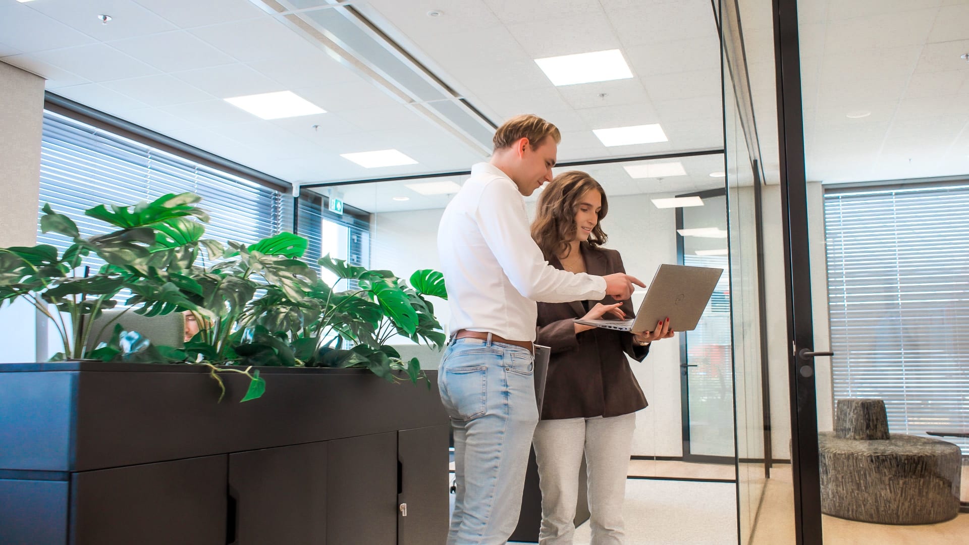 Collega's op kantoor in Veldhoven
