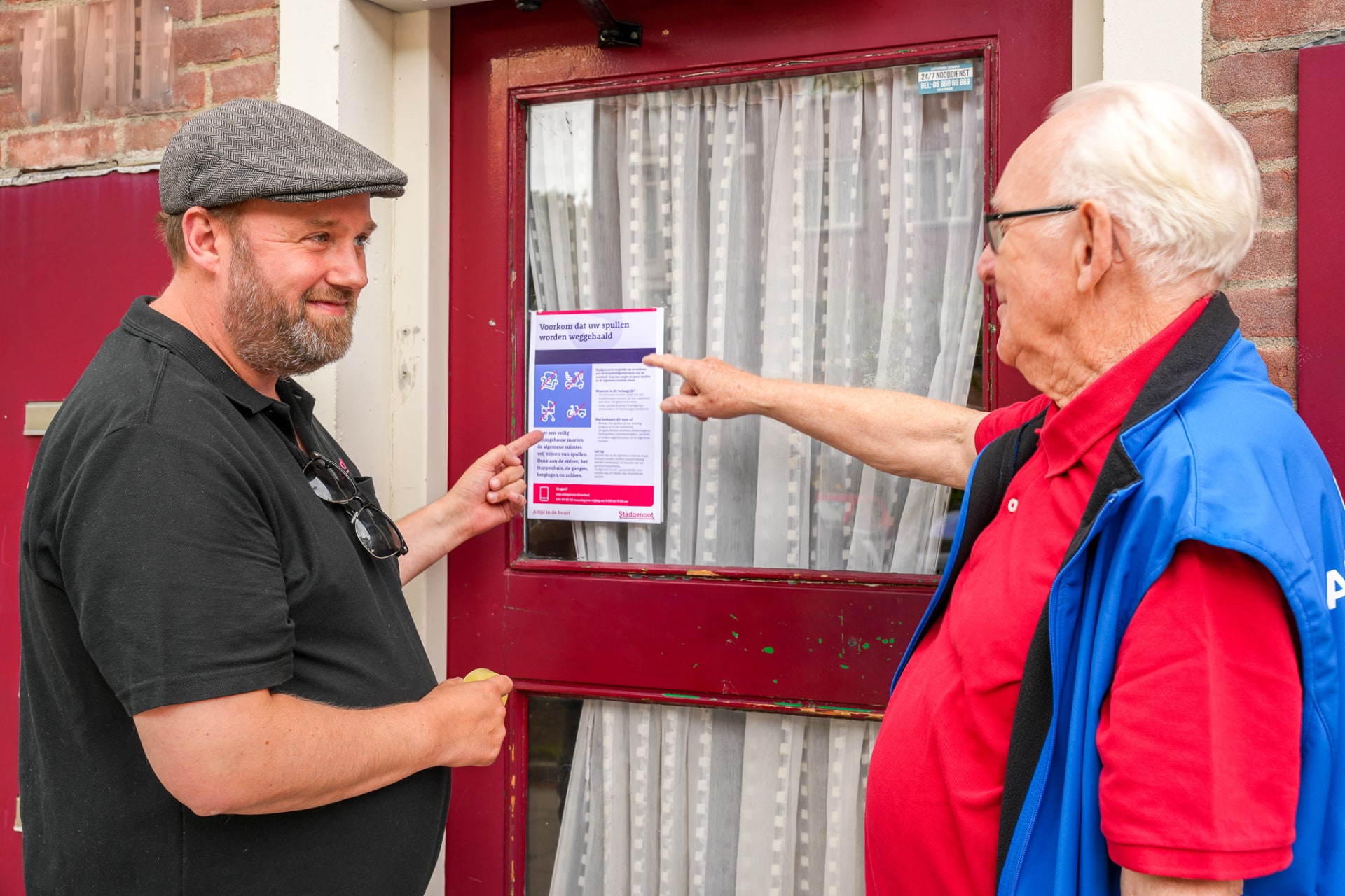 Wijkbeheerder Arwen met een buurtambassadeur bij de deur van een woningewoner