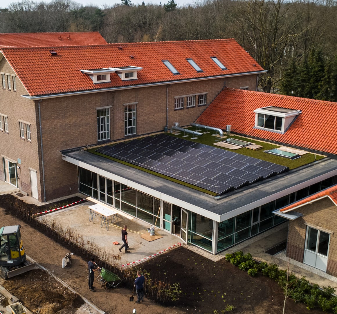 Sedumdak met zonnepanelen