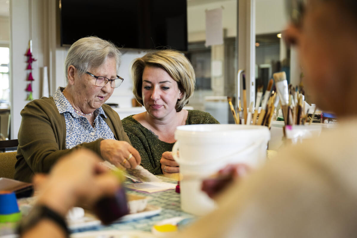 Medewerker welzijn, activiteit met bewoner