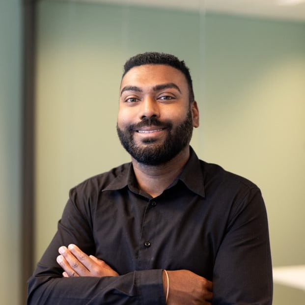 Stefano Dihal, commercieel medewerker bij Zorg en Zekerheid. Draagt bij aan duurzame initiatieven, procesverbetering en de ontwikkeling van medewerkers binnen de organisatie.