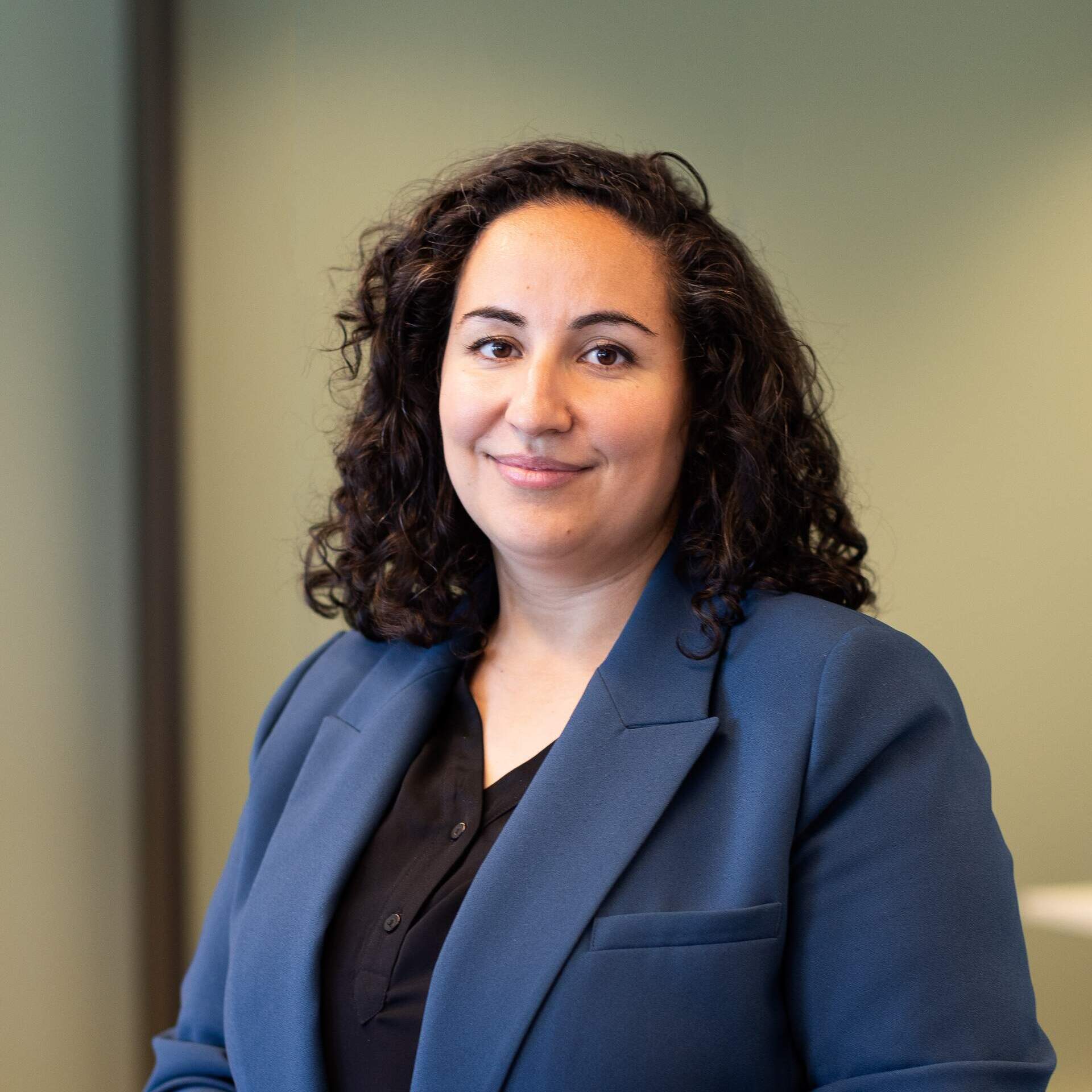 Jamila Arichi, communicatiespecialist bij Zorg en Zekerheid. Versterkt communicatie, merkbeleving en maatschappelijke betrokkenheid.