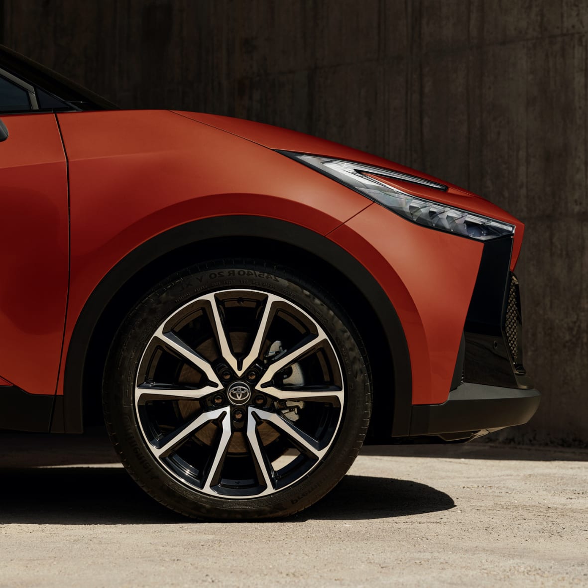 Vue de profil d’un véhicule Toyota hybride chez Toys Motors, groupe RCM