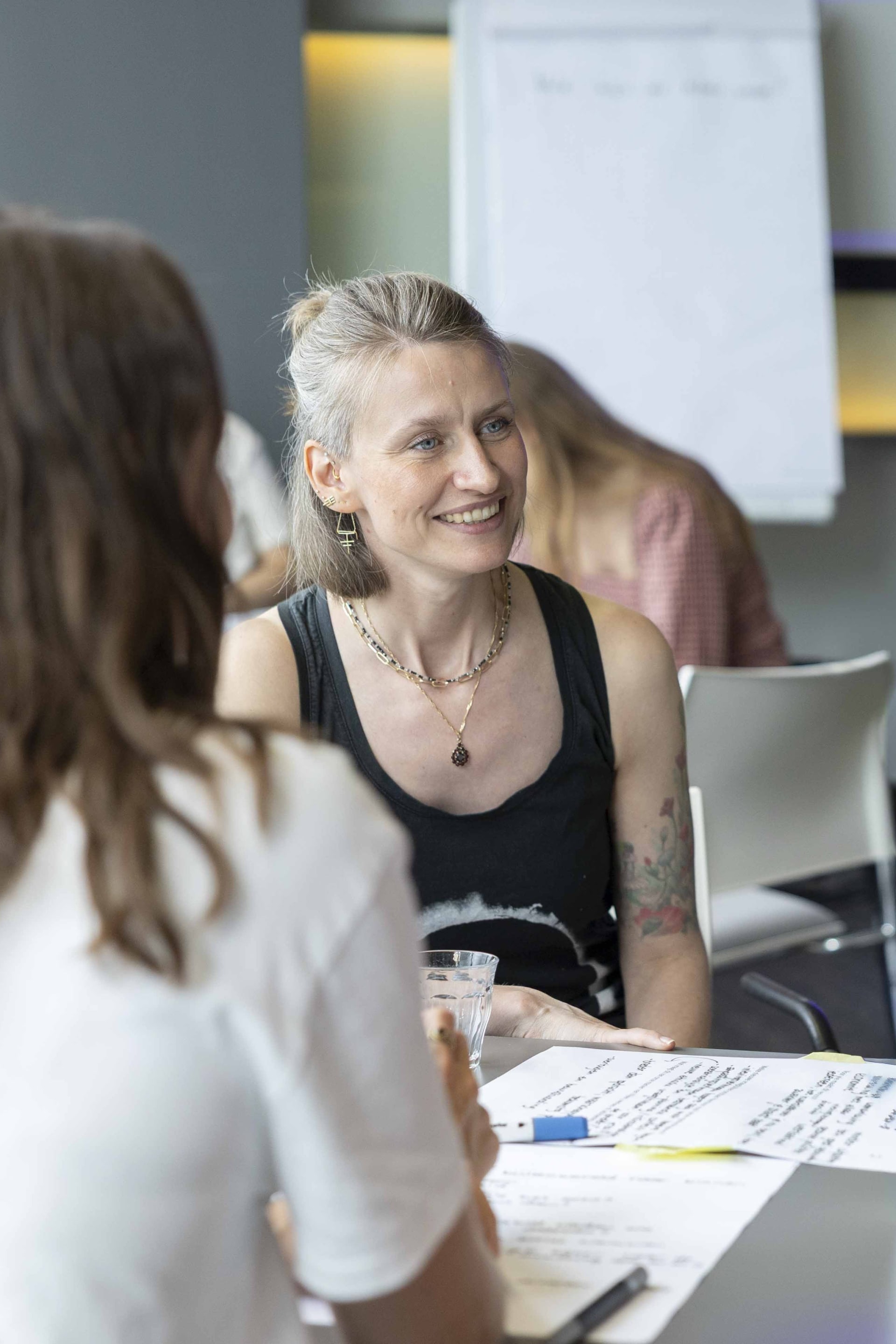 Ervaren consultant die een training geeft