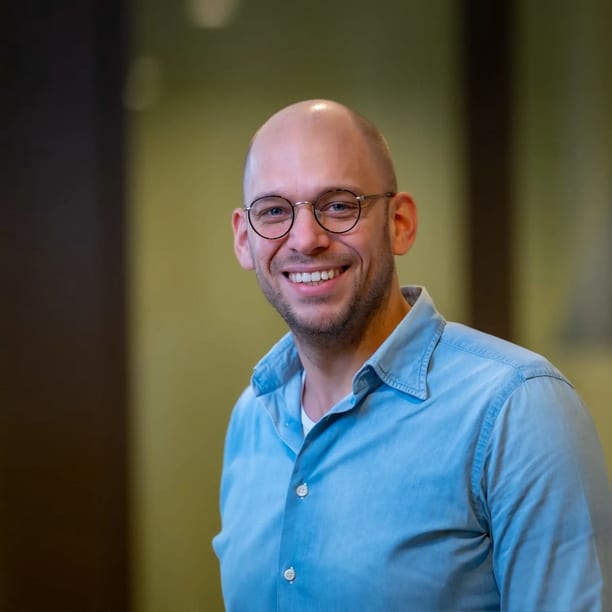 Gideon Reijerkerk werkt als business controller bij Zorg en Zekerheid en ondersteunt datagedreven besluitvorming en financiële continuïteit.