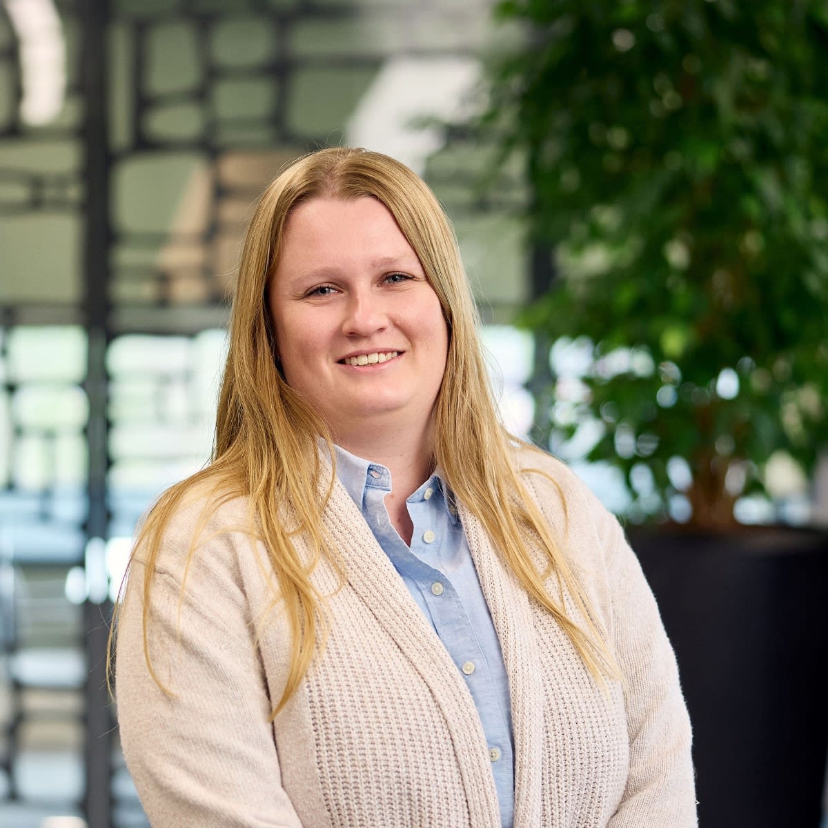 Anne-Fleur Does, applicatiebeheerder bij Zorg en Zekerheid. Draagt bij aan stabiele en betrouwbare IT-dienstverlening