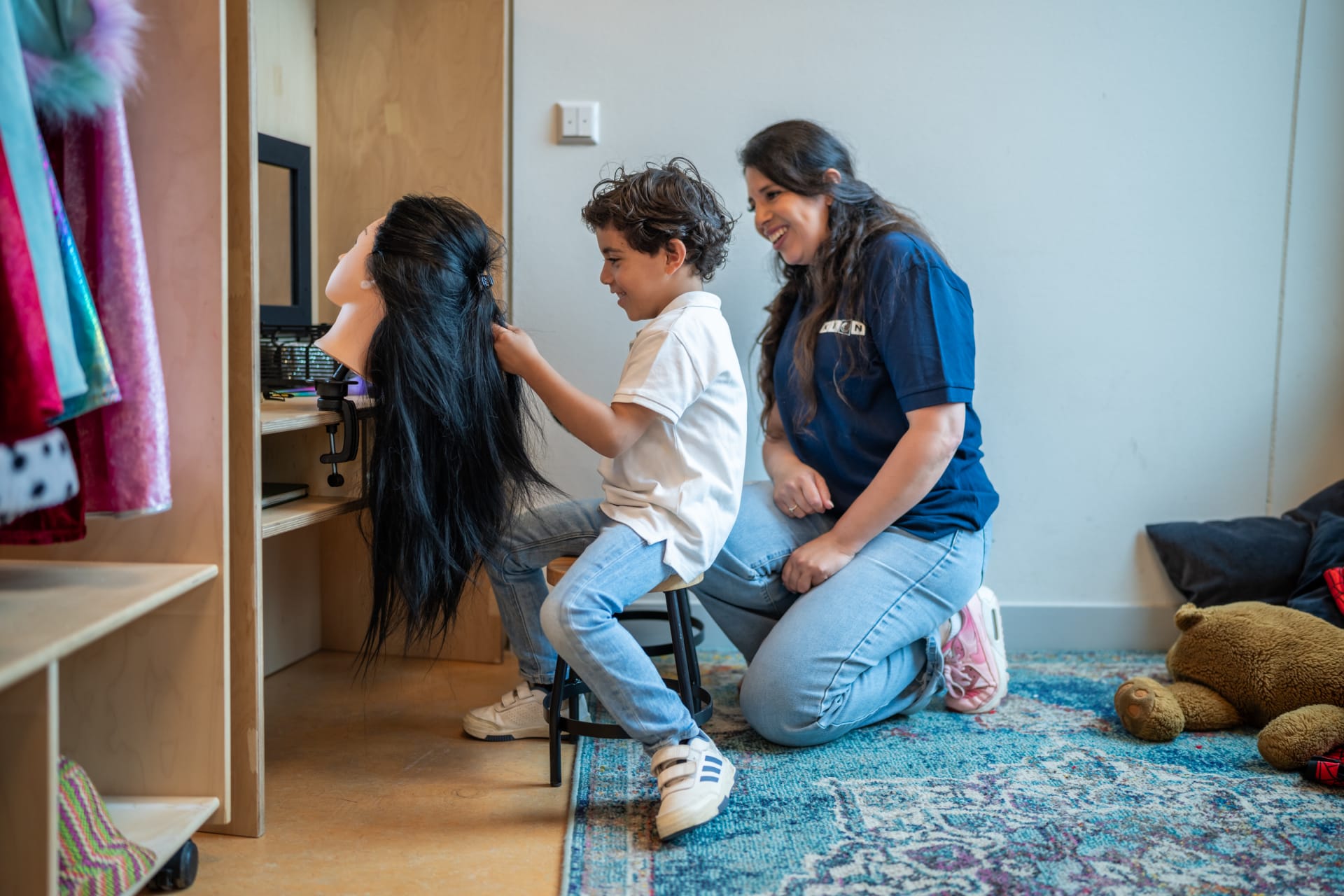 Pedagogisch professional begeleidt een kind tijdens het spelen en ontdekken op de kinderopvang