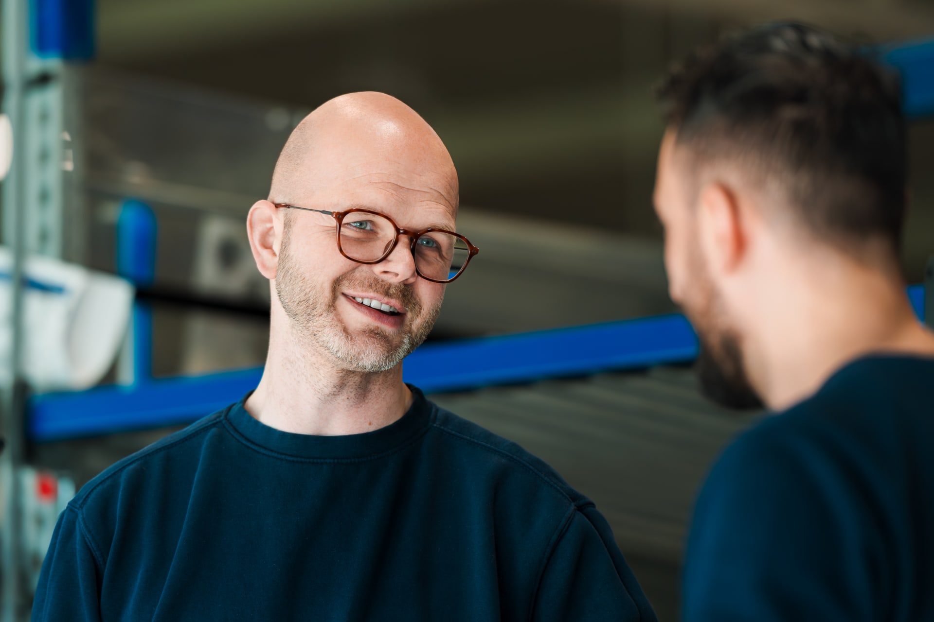 Bert in gesprek met een medewerker in de eindassemblage van Gazelle