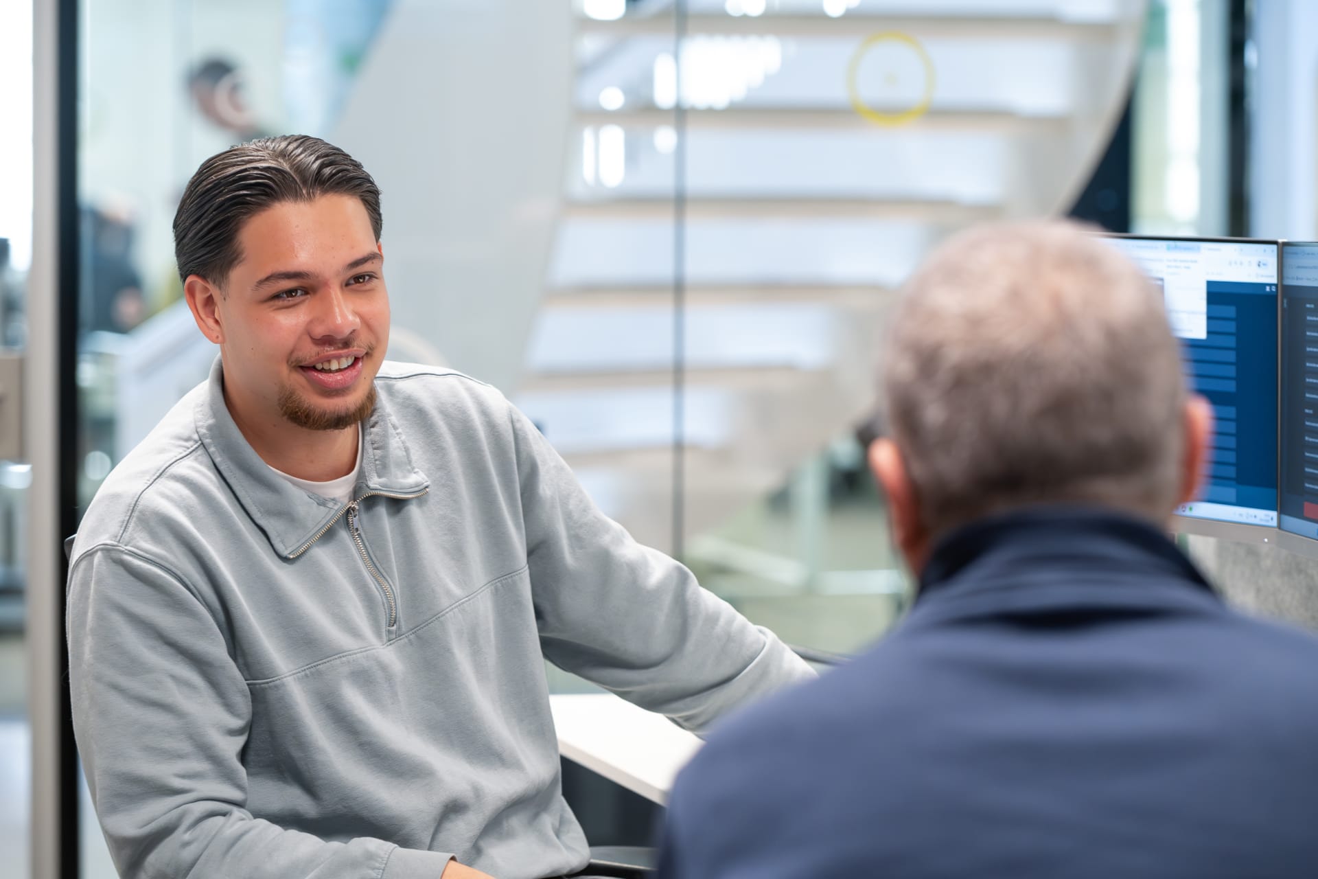 Jaïr in gesprek met een collega over het productieproces bij Gazelle