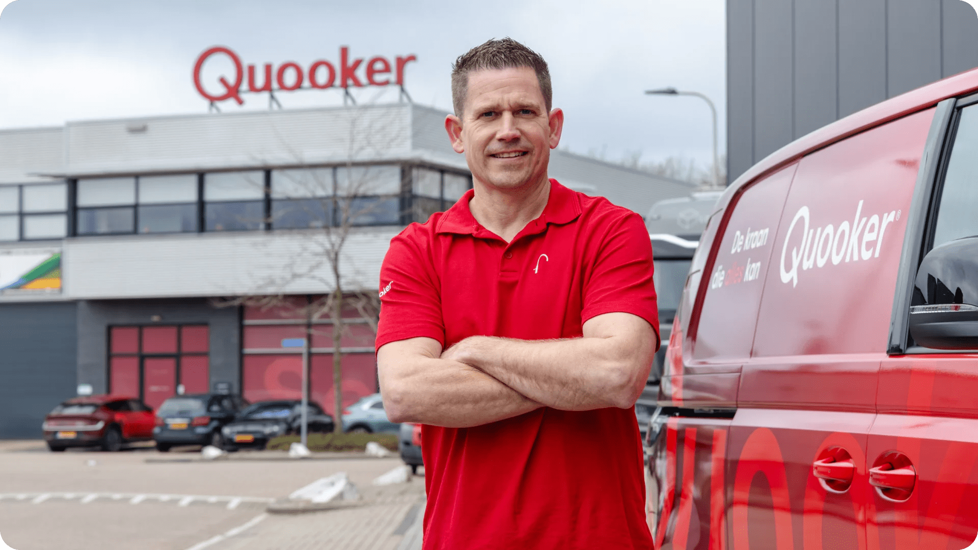Servicemonteur Quooker Jim bij een Quooker servicebus