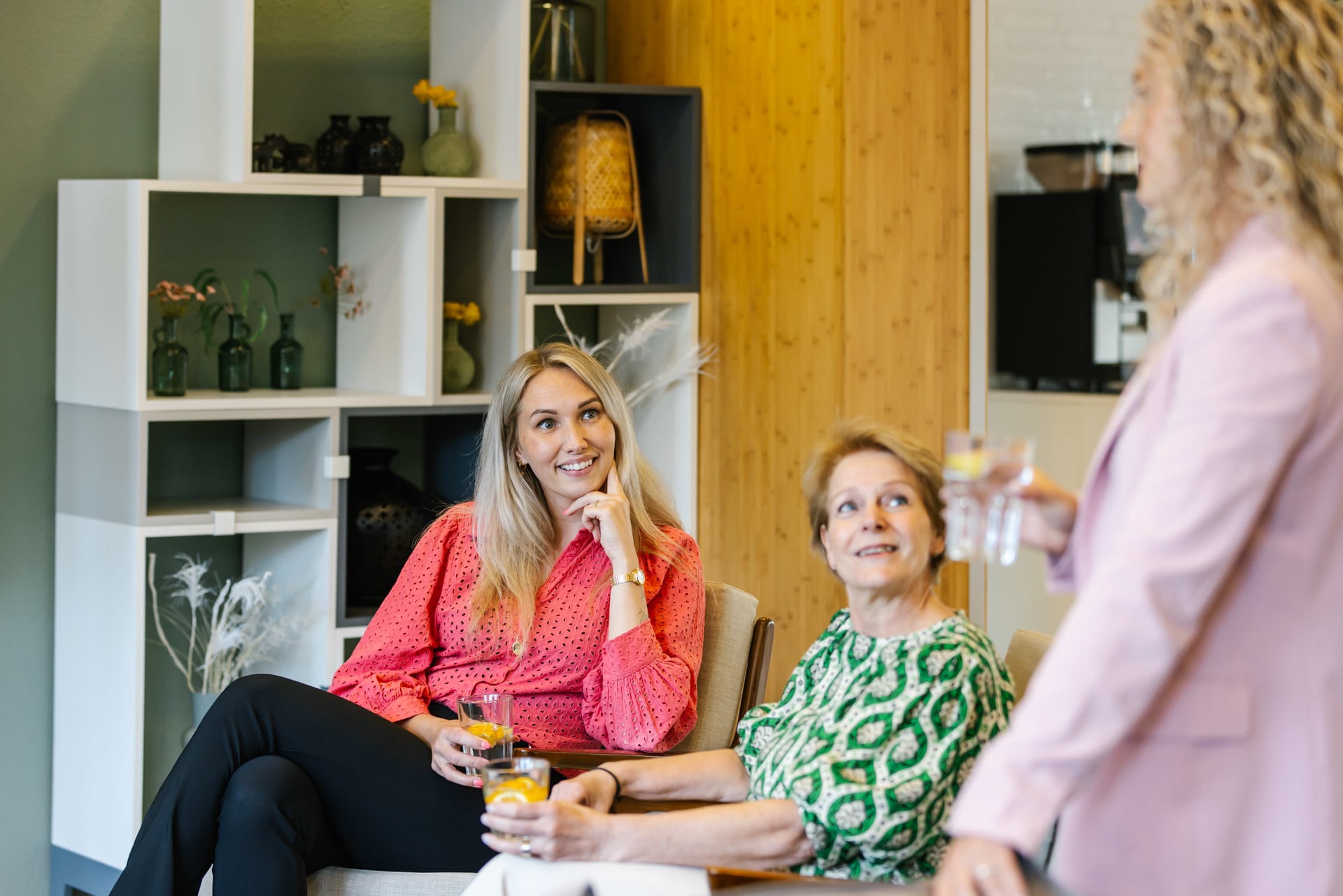 collega's in gesprek met elkaar