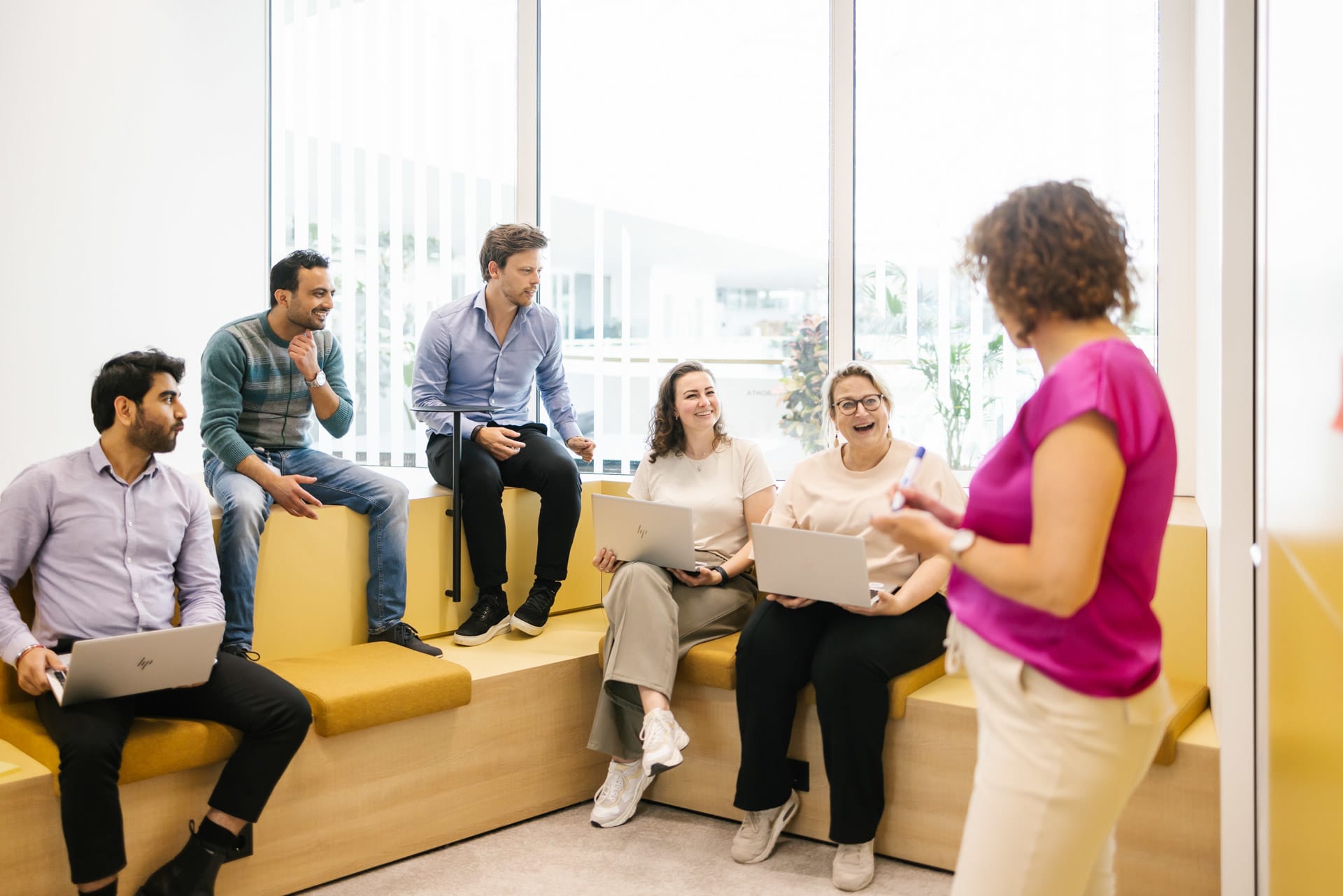 collega's in brainstormruimte 