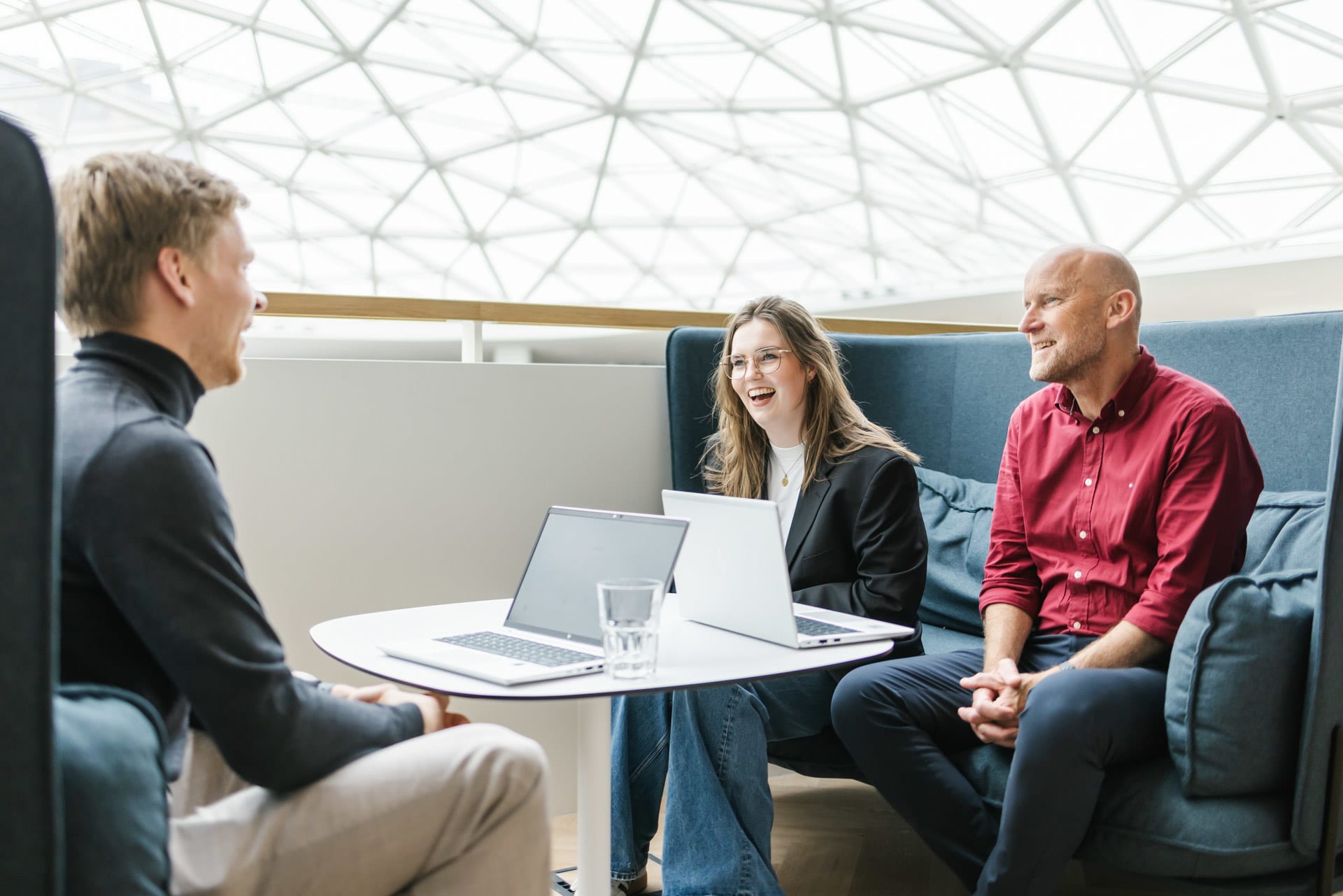collega's lachen tijdens een overleg