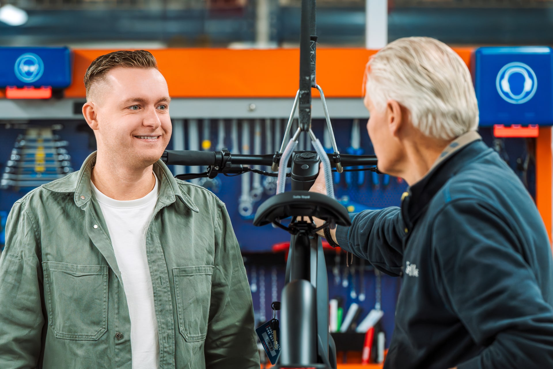 Herman in gesprek met een collega bij een Gazelle-fiets