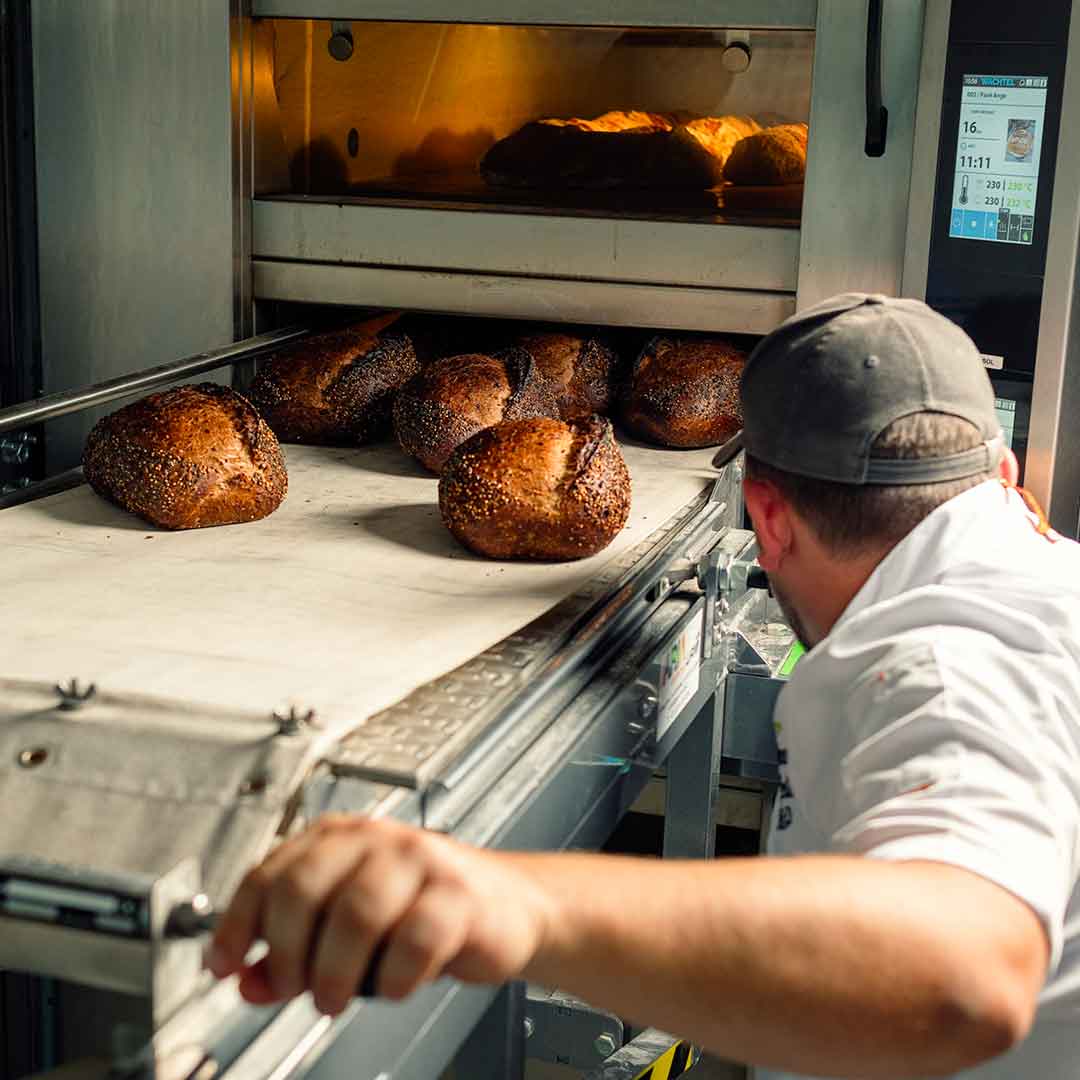 Boulanger Ange sortant le pain du four