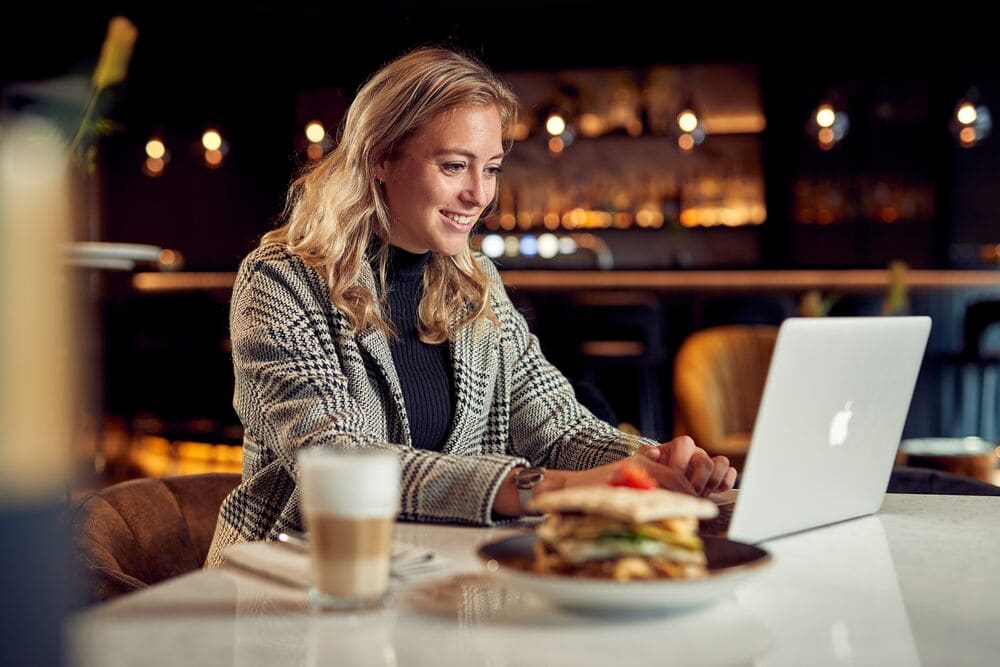 Trainee laptop latte macchiato sandwich